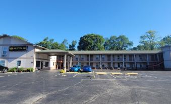 FIRST WESTERN INN - Housity