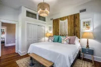 Washington House: Steps to Dwtn; Backyard oasis with fire pit/pool table/games