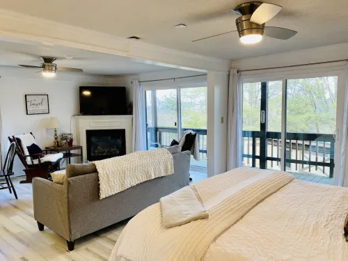 Oz Festival! Walk to Resort! Pets! Fireplace!