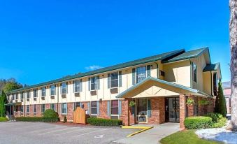 Quality Inn Lee - Lenox South - Housity