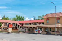 Econo Lodge Inn & Suites