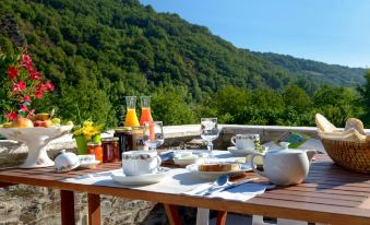 Logis Hôtels - Hostellerie des Lauriers - Hôtel et Restaurant - Housity