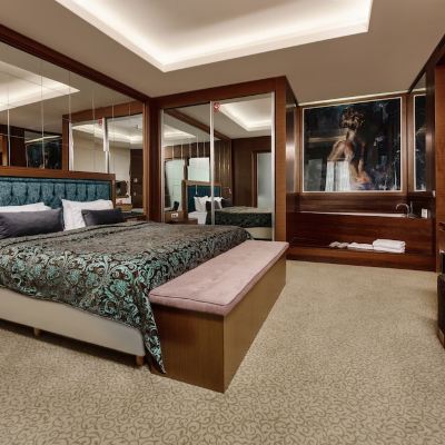 Queen Bed Suite