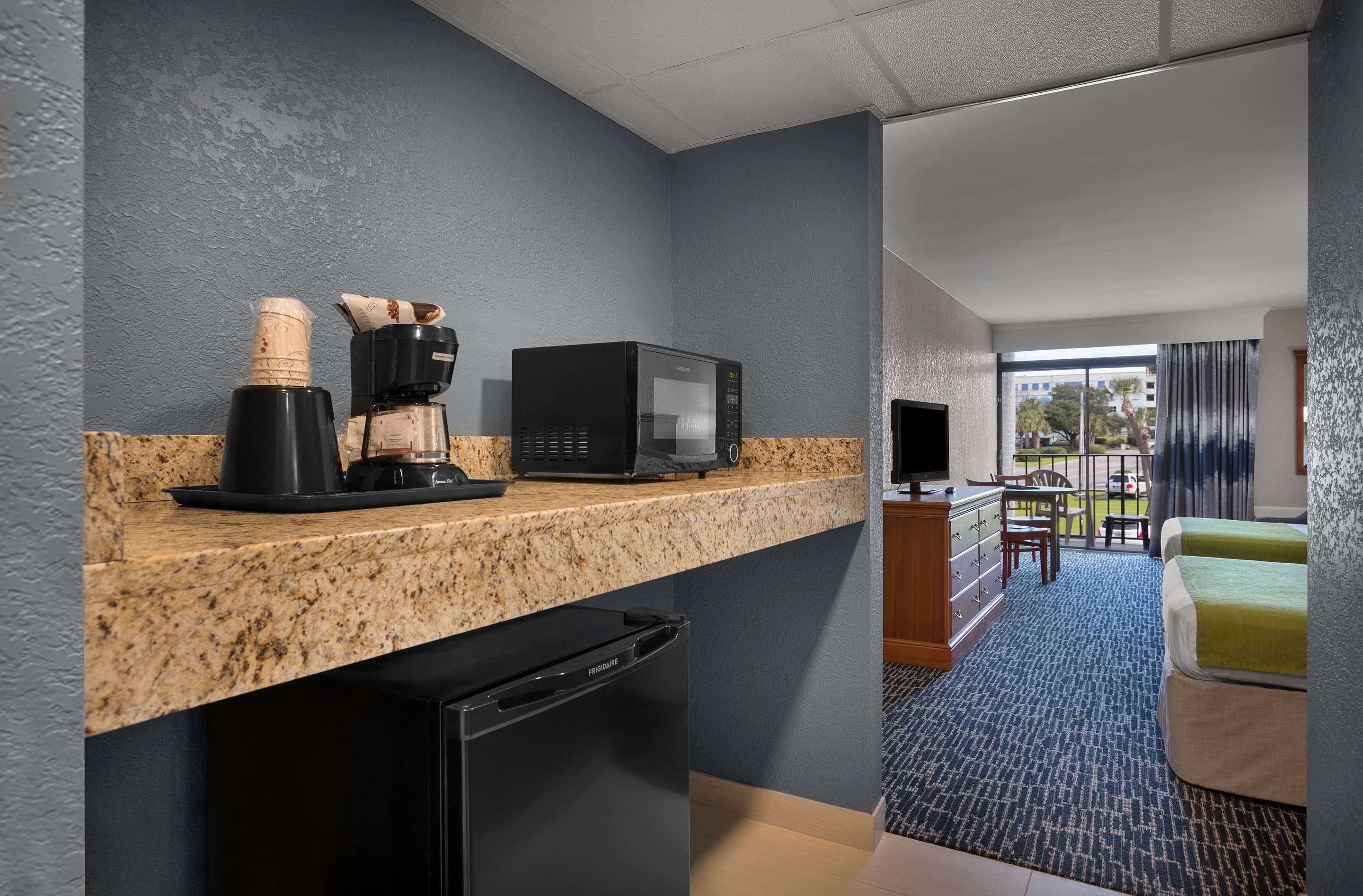 2张大床， 无烟房， 西楼， 街对面， 带阳台， 街景， 微波炉和迷你冰箱