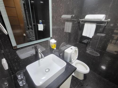 享有游泳池景致的一室公寓