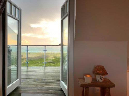 带阳台的两卧室公寓