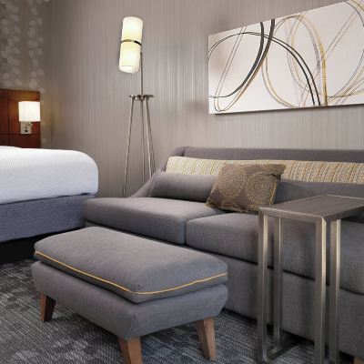 標準房， 1 張特大床和 1 張梳化床 （Mobility Accessible， Roll-in Shower） 鳳凰城邁措沃山萬怡酒店優惠