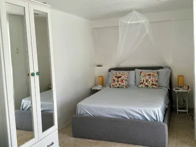 Peaceful Village studio 1 minute walk from one of the best beaches in Antigua. Hoteles en 