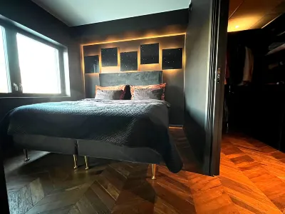 Luxurious Central Tønsberg Apartment located on the city beach فنادق في 