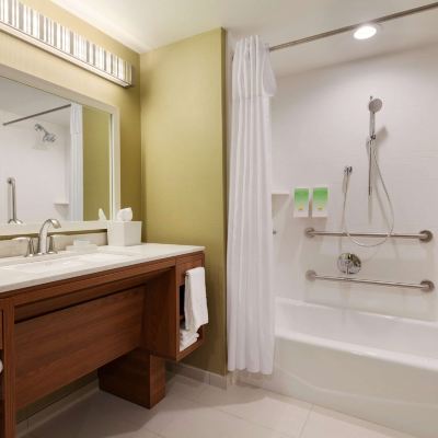 Mobility/Hearing Access King Suite with Tub