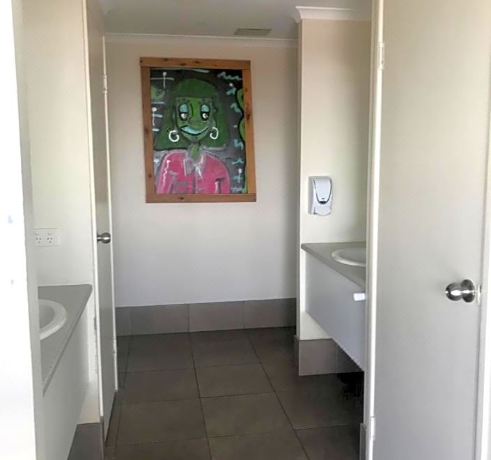 带共用浴室的4床位宿舍的一张床