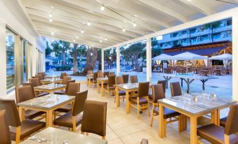 an outdoor dining area at a restaurant , with tables and chairs arranged for guests to enjoy their meal at Hotel Best Tenerife