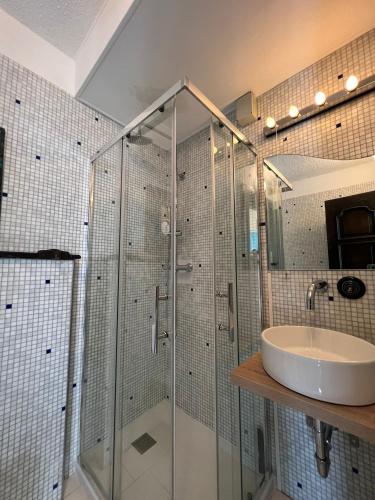 带阳台和海景的豪华双人房