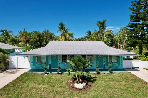 Newly renovated  Cozy Beach Cottage A1/2 of a duplex, 3min walk to beach