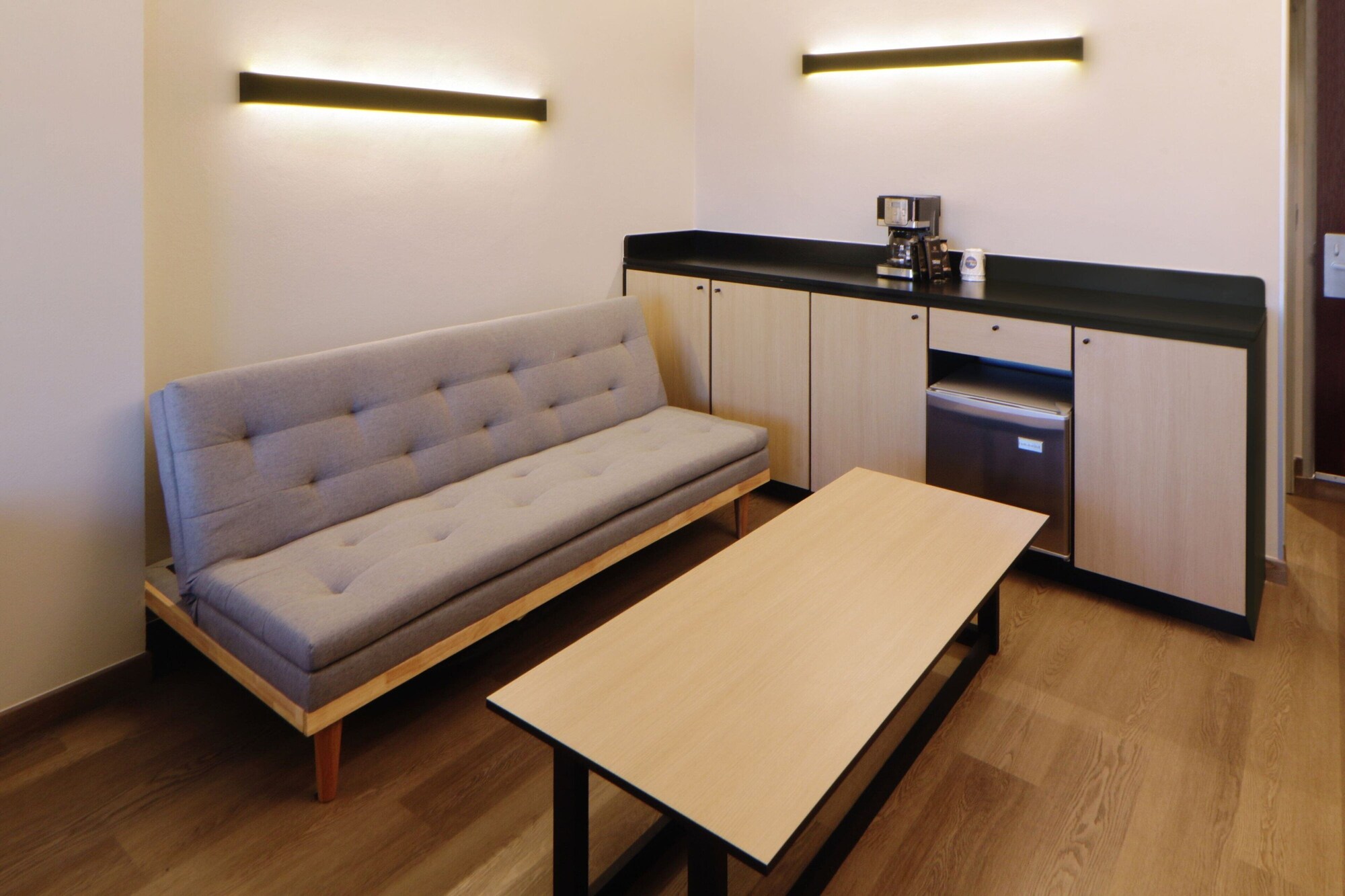 带有梳化床的高级大床房