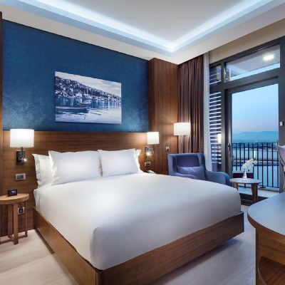 帶愛琴海景觀的一卧室套房，配有特大床 伊茲密爾貝拉克里希爾頓花園酒店優惠