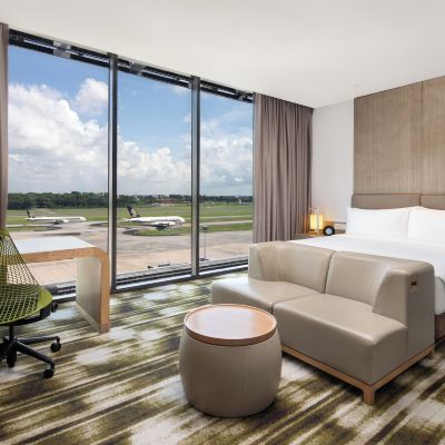 特大床標準房 跑道景觀 高樓層 新加坡樟宜機場皇冠假日 （Staycation Approved）優惠