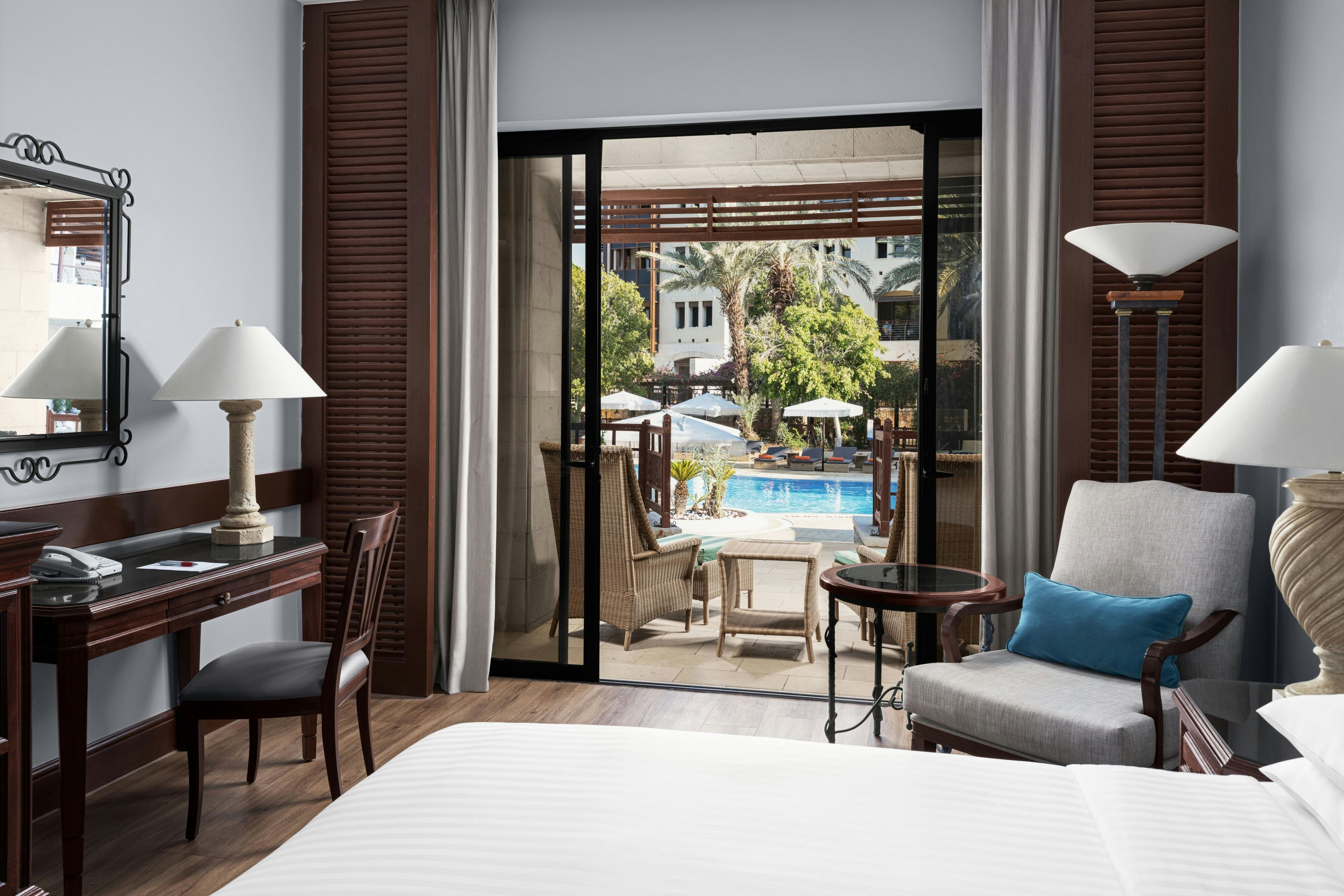 泳池露台客房，1特大床，可使用泳池