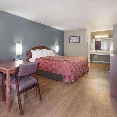 Standard King Room-Smoking Econo Lodge Thomaston Promo Code