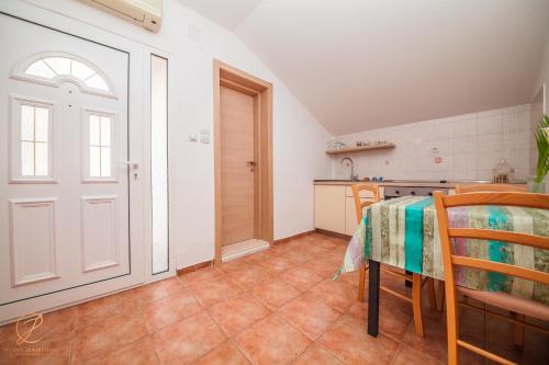 带梳化床的两卧室公寓