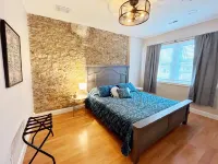 #SuiteDreamsLawrence - Historic Downtown Loft - sleeps up to 6!