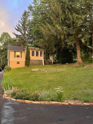 Cozy cottage on the hill in the heart of Warm Springs.