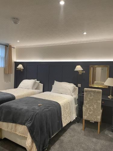 小型半地下双床间