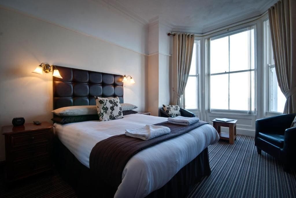 舒适客房， 1 张特大床， 海景