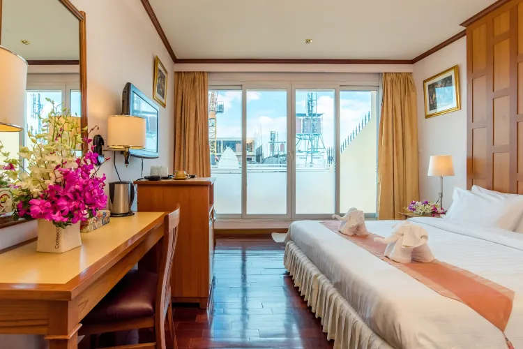 ห้องสุพีเรียร์พร้อมระเบียงและวิวเมือง