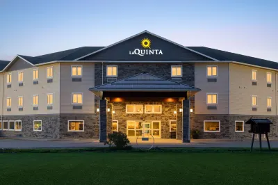 La Quinta Inn & Suites by Wyndham Fairbanks Airport Отели в г. 