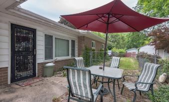 Quiet Comfy 2 Br Home in South Bend, Minutes from Notre Dame! Pet Friendly! 2 Bedroom Home