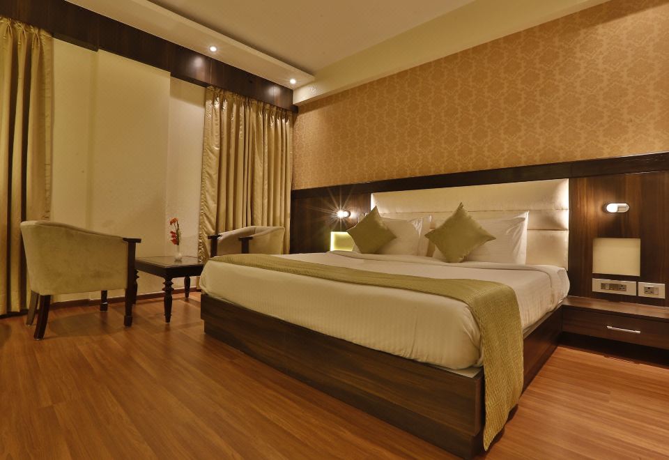 带办公桌的豪华房间 （不允许外带食物）