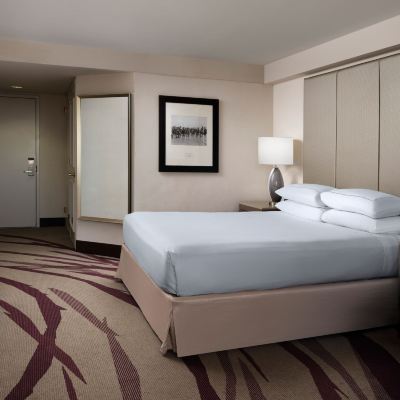 行動聽力無障礙精緻特大床套房（帶步入式淋浴） 希爾頓長灘酒店優惠