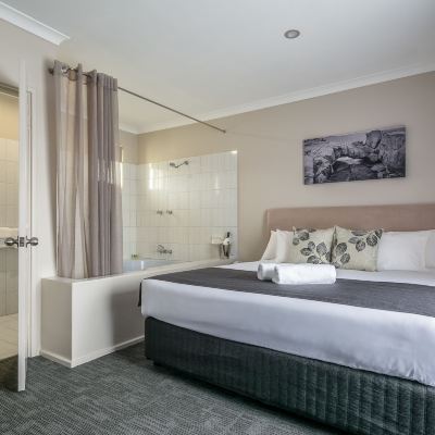 Executive Suite, 1 King Bed, Jetted Tub, Ground Floor