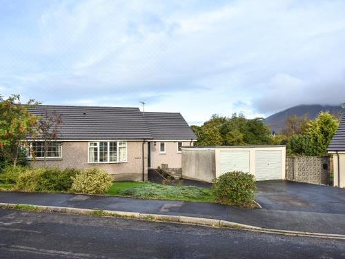 Brow Riding Three-Bedroom Holiday Home