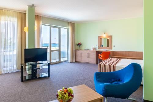 享有游泳池景致的一室公寓