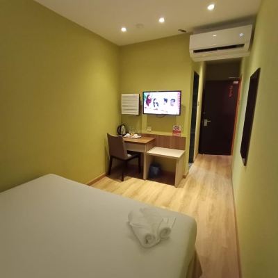 Bilik Deluxe King Kupon Hotel Zamburger Permas