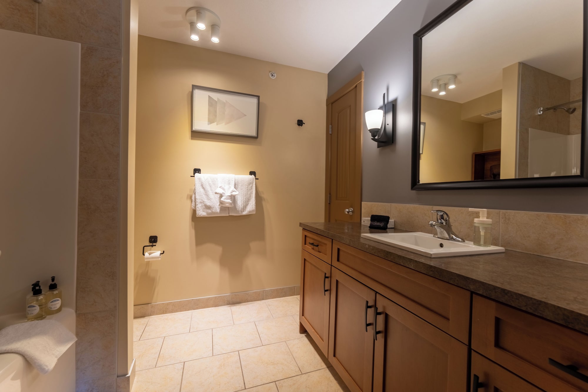 Cp # 4210 两卧室加书房， 两层