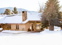 Flying Saddle Resort and Steak House Hotel di 