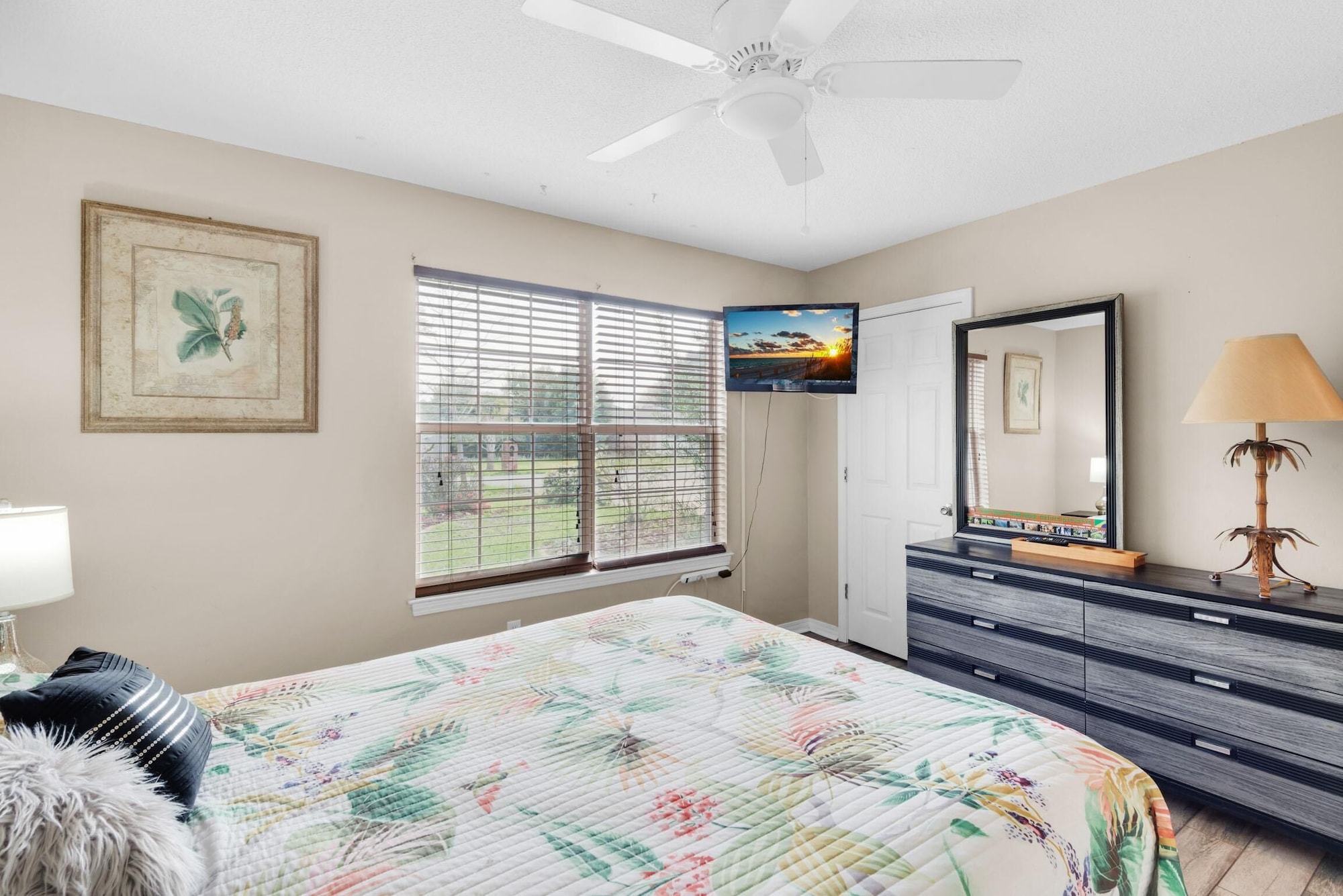 小屋， 多张床 （乡村绿洲）