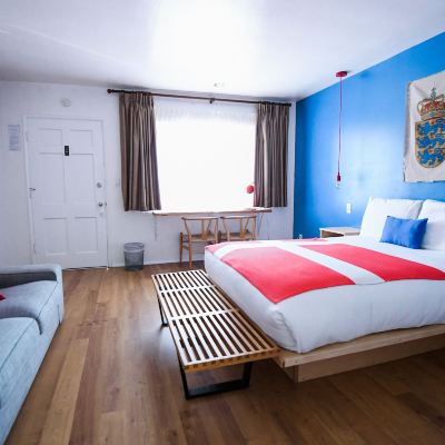 Deluxe Queen Room The Hamlet Inn Promo Code