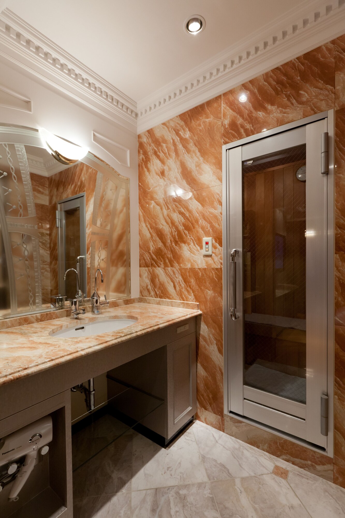 豪华房，1张大床（干桑拿）