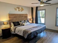 The Tillery Barndo - Two bedrooms/loft, dock, flat lot, spa, trampoline, golf