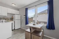 Rustic Spacious Studio/Aurora area/Sleeps 2/Pet Friendly/FREE WI-FI & Parking