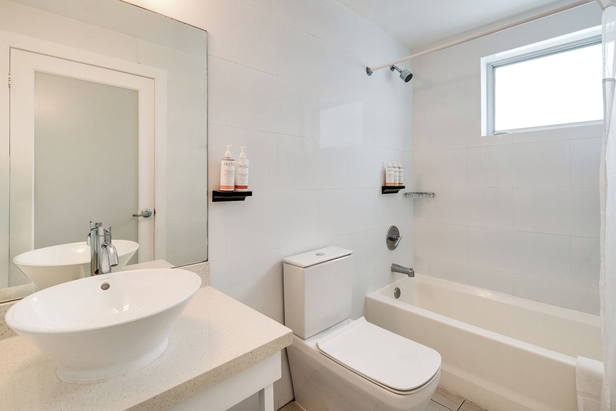 Waterside Hotel and Suites大床一室公寓