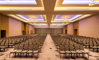a large conference room with rows of chairs arranged in a symmetrical pattern , under bright lights at Hyatt Regency Andares Guadalajara