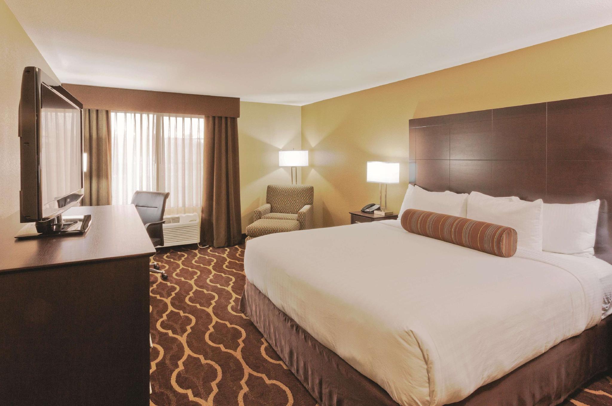 La quinta inn & discount suites by wyndham lv tropicana/stadium