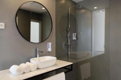 带阳台和海景的豪华双人房