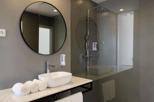 带阳台和海景的豪华双人房