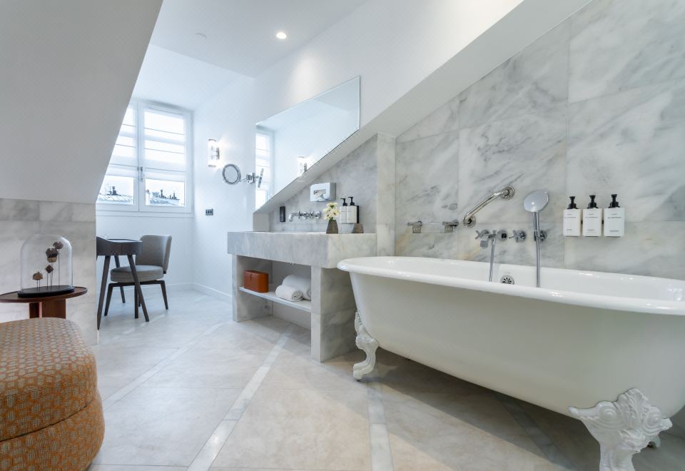 埃菲尔铁塔景观小型特大床套房